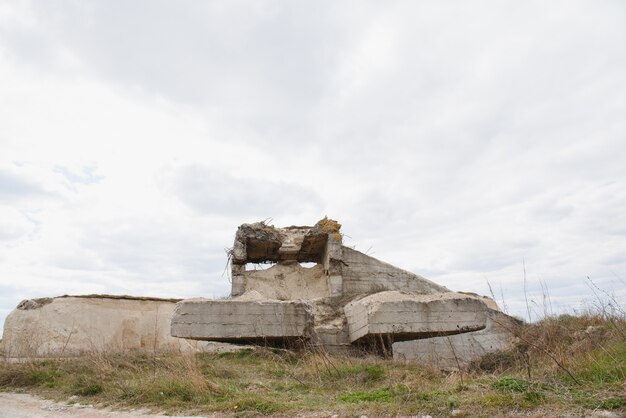 Le rovine del bunker tedesco in spiaggia