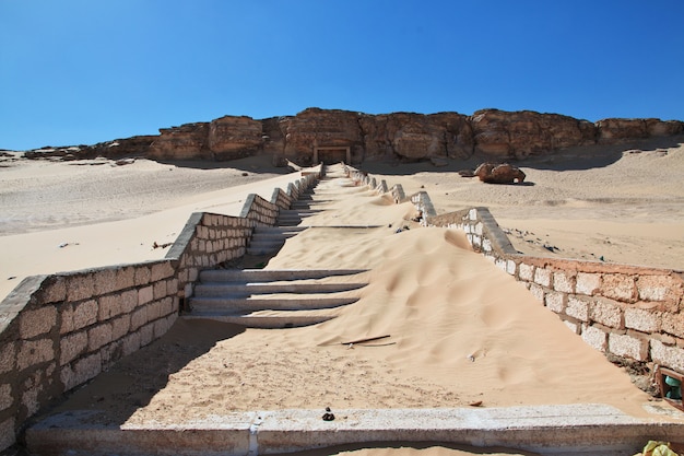 Le rovine del tempio nel deserto chiudono El Minya, in Egitto