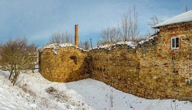 Le rovine del vecchio castello nel villaggio di Mykulyntsi