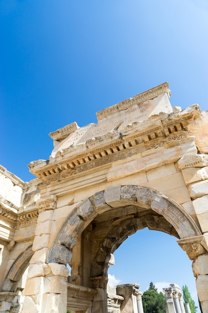 Le rovine dell'antica città di Efeso, l'edificio della biblioteca di Celso, i templi e le colonne dell'anfiteatro.