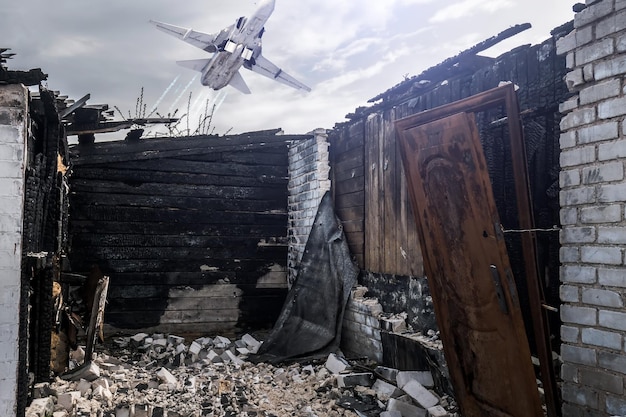 Le rovine della casa dall'interno dopo bombardamenti e incendi