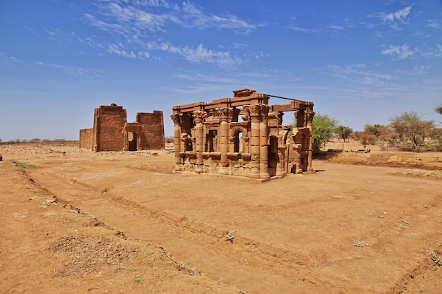 Le rovine di un antico tempio egizio nel deserto del Sahara in Sudan, Nubia