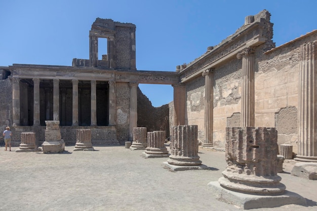 Le rovine di un tempio romano nella città di Pompei Italia