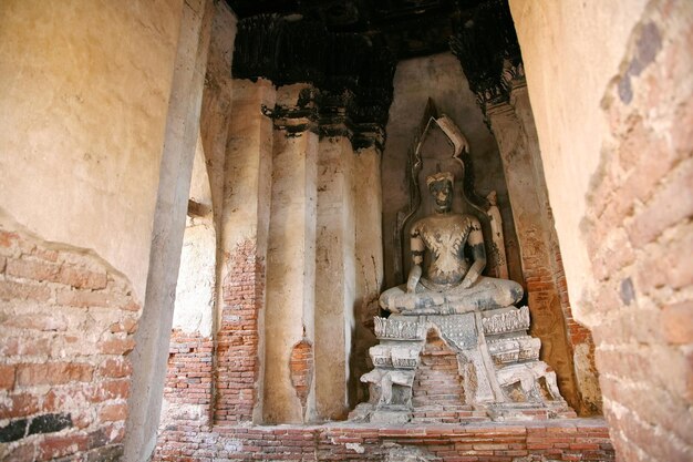 Le rovine rimangono come un monumento