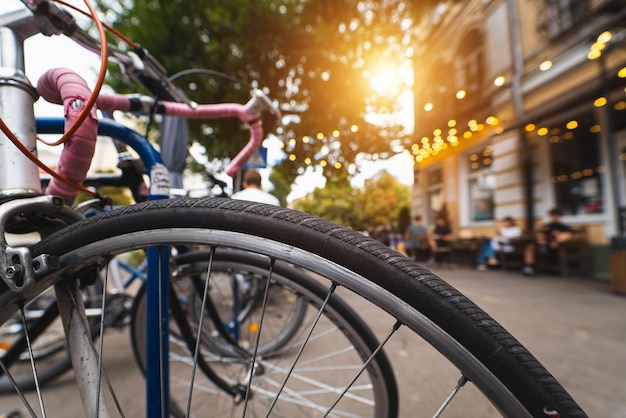 Le ruote della bici si chiudono sulla strada