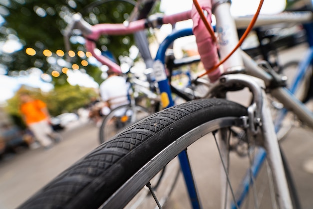 Le ruote della bici si chiudono sulla strada