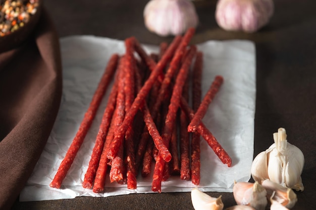 Le salsicce affumicate sottili appetitose si chiudono su