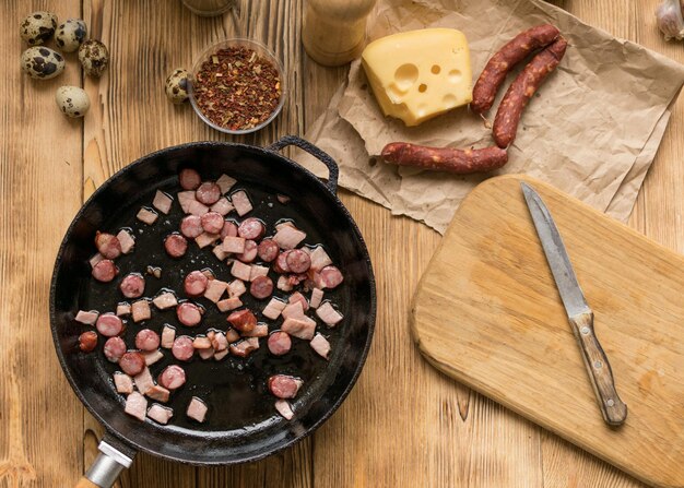 Le salsicce bavaresi vengono affettate e fritte in una padella