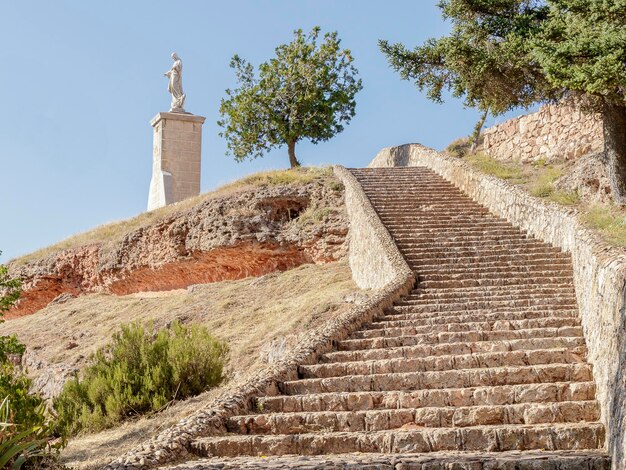 le scale ci portano in cima dove si trova l'immagine di un Cristo ad Ayllon Segovia Spagna