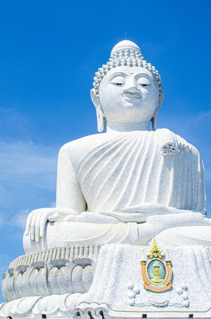 Le scale Naga fino a un Grande Buddha in cima alle colline di Nakkerd a Phuket, in Thailandia