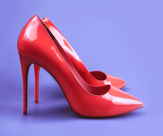 Le scarpe rosa alla moda moderne delle donne hanno sparato in studio