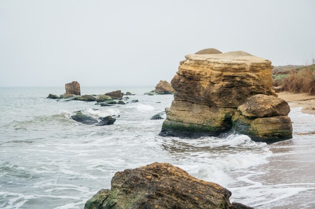 Le scogliere di arenaria gialla e rossa si trovano sul lungomare