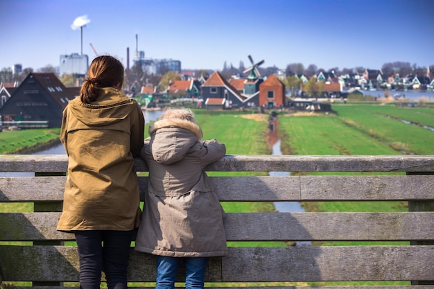 Le sorelle guardano i mulini a vento a Zaanse Schans