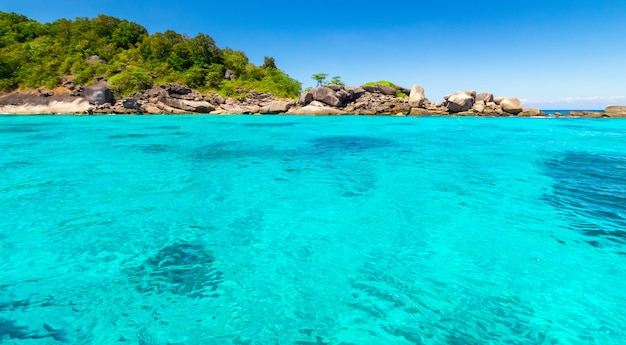 Le spiagge tropicali hanno acqua calda e limpida e cielo blu sullo sfondo o sullo scenario delle Isole Similan