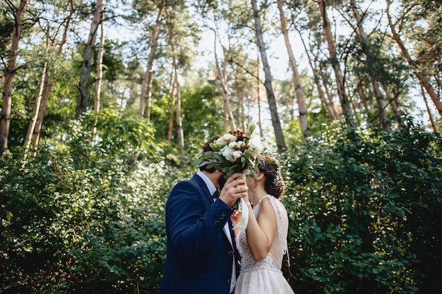 Le spose si nascondono dietro un bouquet