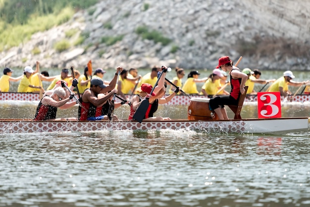 Le squadre di dragon boat competono ai campionati