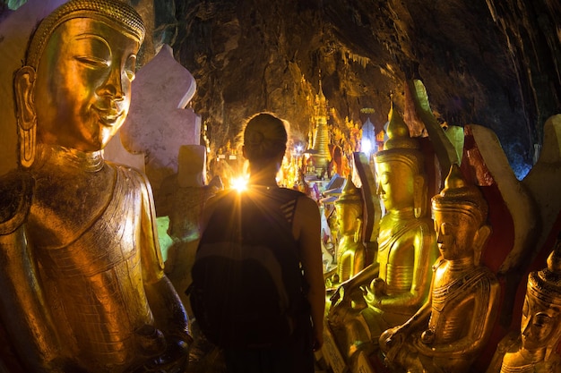 Le statue del Buddha d'oro nella grotta di Pindaya situata vicino alla città di Pindaya Shan State Burma Myanmar sono un luogo di pellegrinaggio buddista e un'attrazione turistica