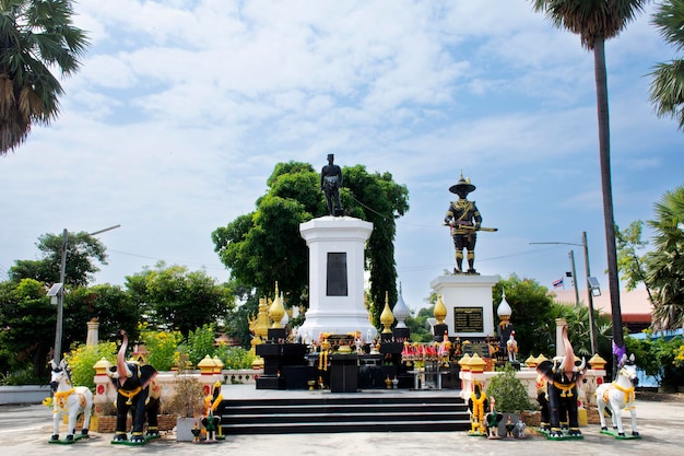 Le statue del re Naresuan Great o Somdet Phra Naresuan Maharat e i monumenti del re Taksin per i thailandesi visitano il rispetto pregando la benedizione al tempio Wat Huntra il 6 novembre 2022 ad Ayutthaya Thailandia
