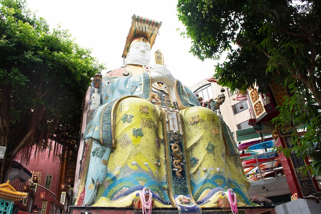 Le statue della dea del mare o del dio Mazu per la visita e il rispetto delle persone pregano nel tempio di Tin Hau o nel santuario di Kwun Yam a Repulse Bay il 9 settembre 2018 a Hong Kong Cina