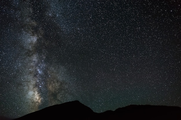 Le stelle luminose della Via Lattea nel cielo notturno sopra le montagne del Caucaso settentrionale.