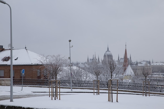 Le strade della capitale budapest dopo una notte che cade molta neve