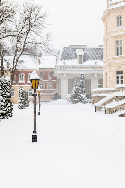 Le strade innevate della città di Lviv copiano lo spazio