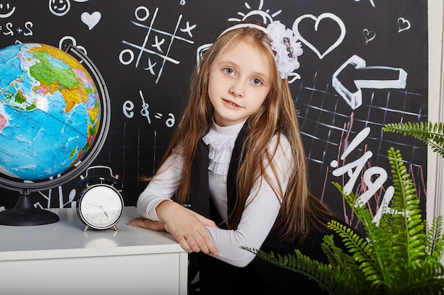 Le studentesse dei bambini studiano a scuola il primo settembre, l'ultimo giorno di studio, il cambio tra le lezioni. I bambini della scuola primaria riposano. Gli studenti si siedono in classe. Russia, Sverdlovsk, 1 settembre 2018