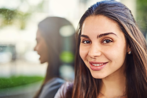 Le sue aspirazioni sono sempre state orientate al business Ritratto di una bella giovane donna d'affari all'esterno