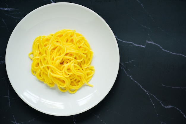 le tagliatelle sono in un piatto bianco rotondo posto sul tavolo.