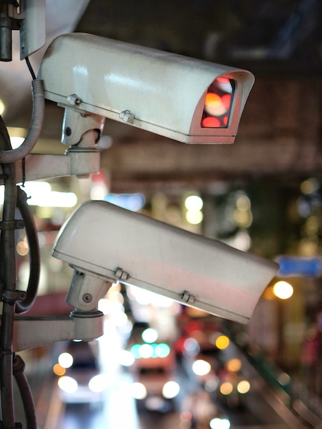 Le telecamere del traffico catturano le auto sulla strada di notte