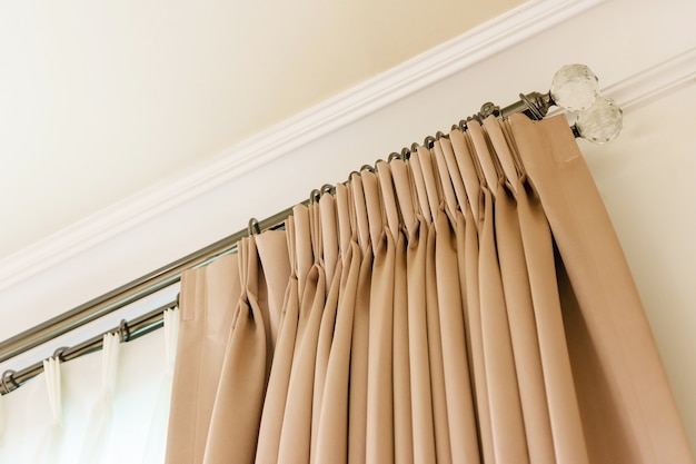 Le tende bianche con ring-top rail, decorazione interna Curtain in soggiorno