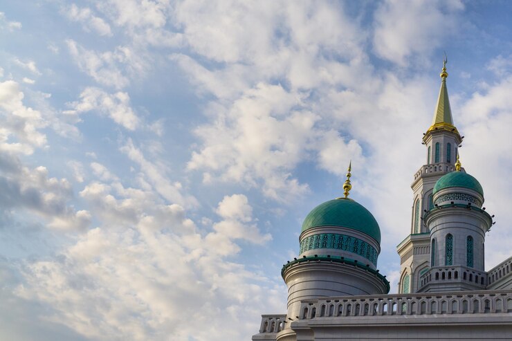 Le torri della moschea nel cielo blu