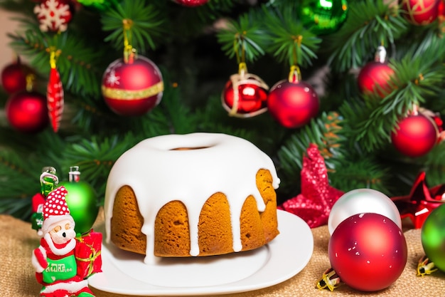 Le torte con decorazioni natalizie sono festive e molto divertenti