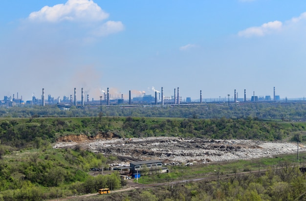 Le tubature fumanti delle fabbriche dietro la discarica. Kryvyi Rih