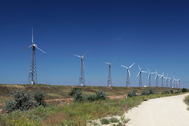 Le turbine eoliche si trovano lungo la strada Energia alternativa