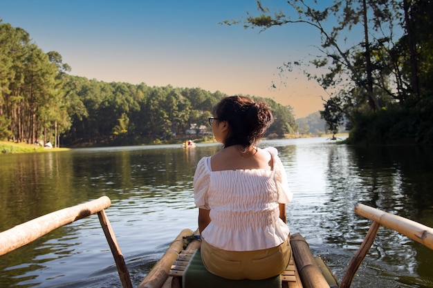 Le turiste siedono su zattere di bambù per rilassarsi ed esplorare le foreste e i laghi di Pang Ung