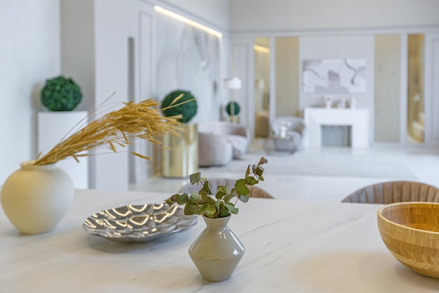 Le ultime tendenze della moda per la casa in un interno ultra moderno ed elegante di un accogliente monolocale in tenui colori pastello con cucina e zona giorno