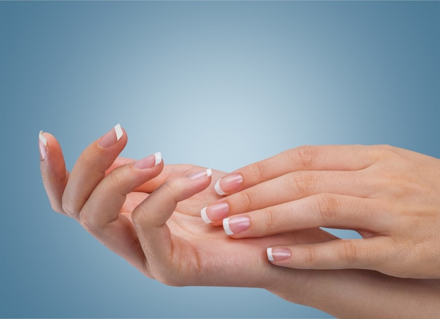 Le unghie di una bella donna con una bellissima french manicure