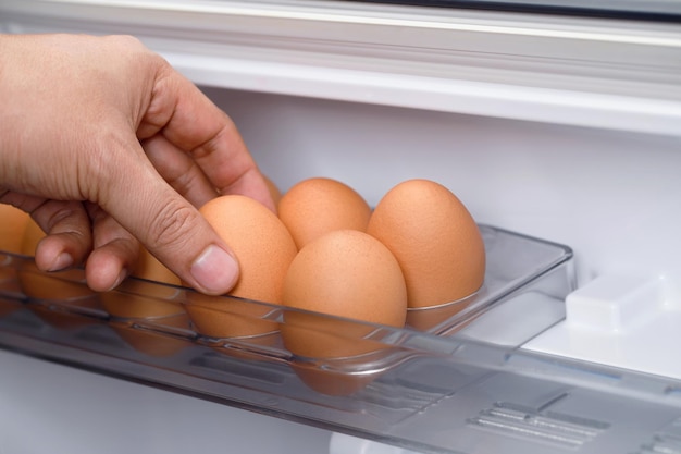 Le uova biologiche sono in frigo fresche dalla fattoria pronte per la colazione