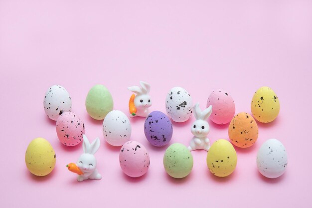 Le uova colorate di Pasqua stanno in file e tra di loro lo spazio del coniglietto di Pasqua per il testo