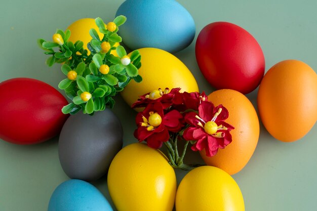 Le uova colorate simboleggiano la pasqua Concetto minimo di Pasqua