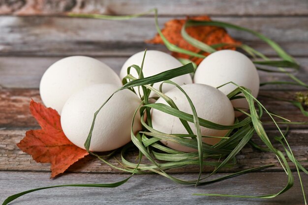Le uova di gallina giacciono su un tavolo di legno in cucina