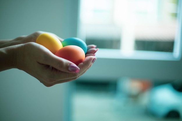 Le uova di Pasqua colorate nelle mani della donna mostrano i religiosi