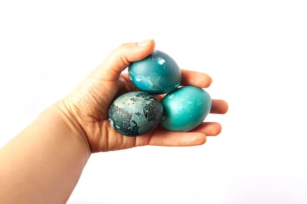 Le uova di Pasqua colorate si chiudono su