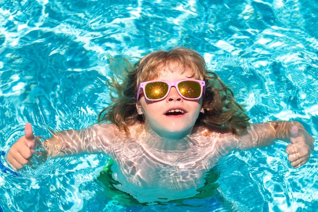 Le vacanze estive dei bambini nuotano e si rilassano i bambini felici che giocano nelle vacanze estive dei bambini in piscina