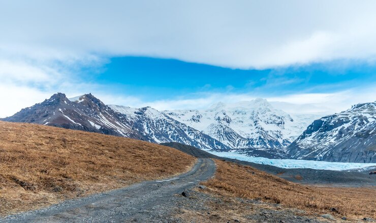 Le valli delle montagne e il vulcano intorno all'ingresso della grotta di ghiaccio sono un punto di riferimento molto famoso in Islanda