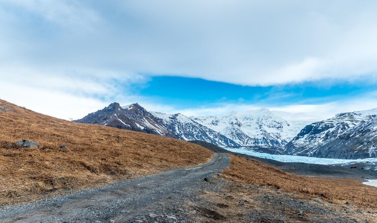 Le valli delle montagne e il vulcano intorno all'ingresso della grotta di ghiaccio sono un punto di riferimento molto famoso in Islanda