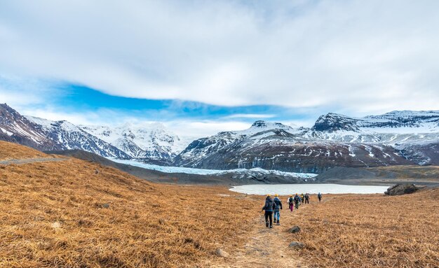 Le valli delle montagne e il vulcano intorno all'ingresso della grotta di ghiaccio sono un punto di riferimento molto famoso in Islanda