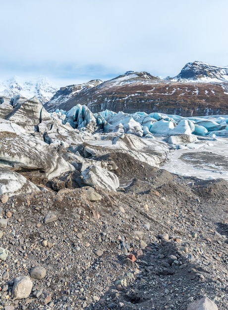 Le valli delle montagne e il vulcano intorno all'ingresso della grotta di ghiaccio sono un punto di riferimento molto famoso in Islanda