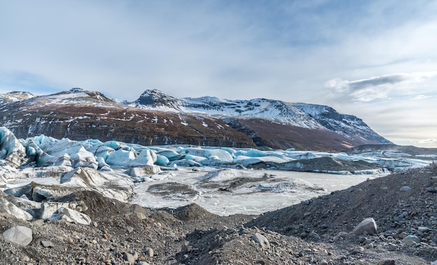 Le valli delle montagne e il vulcano intorno all'ingresso della grotta di ghiaccio sono un punto di riferimento molto famoso in Islanda